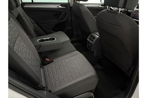 Volkswagen Tiguan 1.4 TSI eHybrid 225PK R-Line Pano ACC IQ LED Virtual Navi Clima Carplay Trekhaak 18"LMV PDC