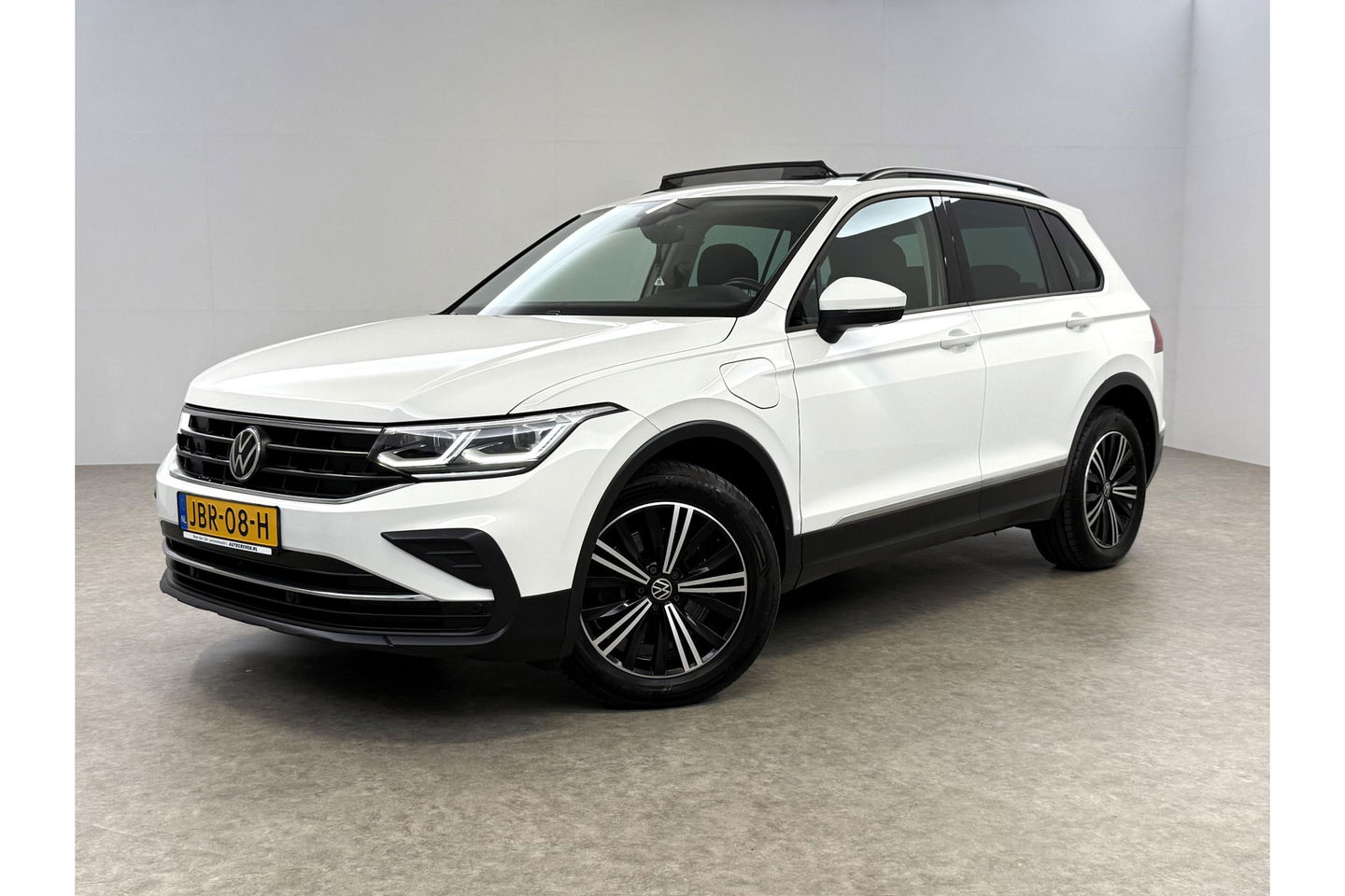 Volkswagen Tiguan 1.4 TSI eHybrid 225PK R-Line Pano ACC IQ LED Virtual Navi Clima Carplay Trekhaak 18"LMV PDC