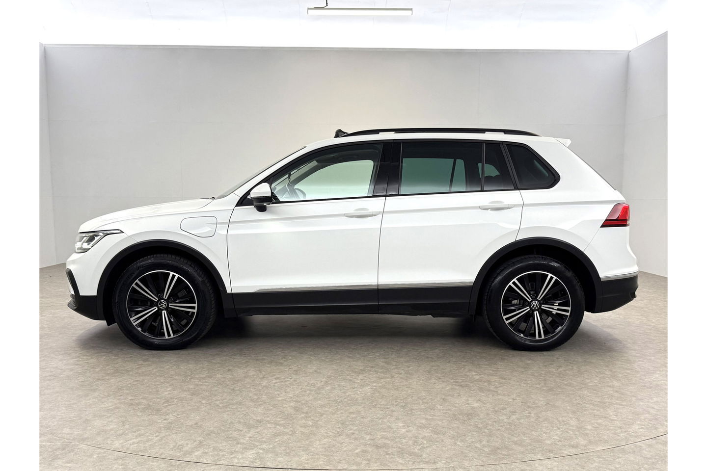 Volkswagen Tiguan 1.4 TSI eHybrid 225PK R-Line Pano ACC IQ LED Virtual Navi Clima Carplay Trekhaak 18"LMV PDC
