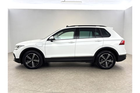 Volkswagen Tiguan 1.4 TSI eHybrid 225PK R-Line Pano ACC IQ LED Virtual Navi Clima Carplay Trekhaak 18"LMV PDC