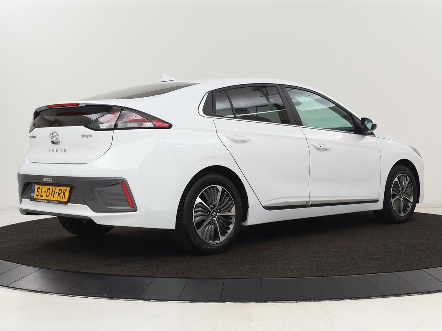 Hyundai IONIQ 1.6 GDI PHEV Comfort | Stoel & stuurverwarming | Adaptive cruise | Camera | Carplay | Navigatie | Full LED | Keyless | Plug In
