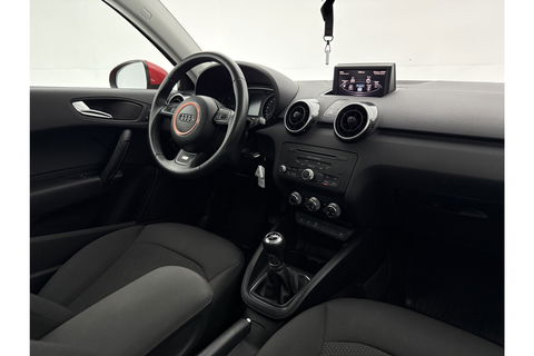 Audi A1 1.6 TDI S-line Airco Cruise Parkeersensoren 15"LMV Stoelverwarming