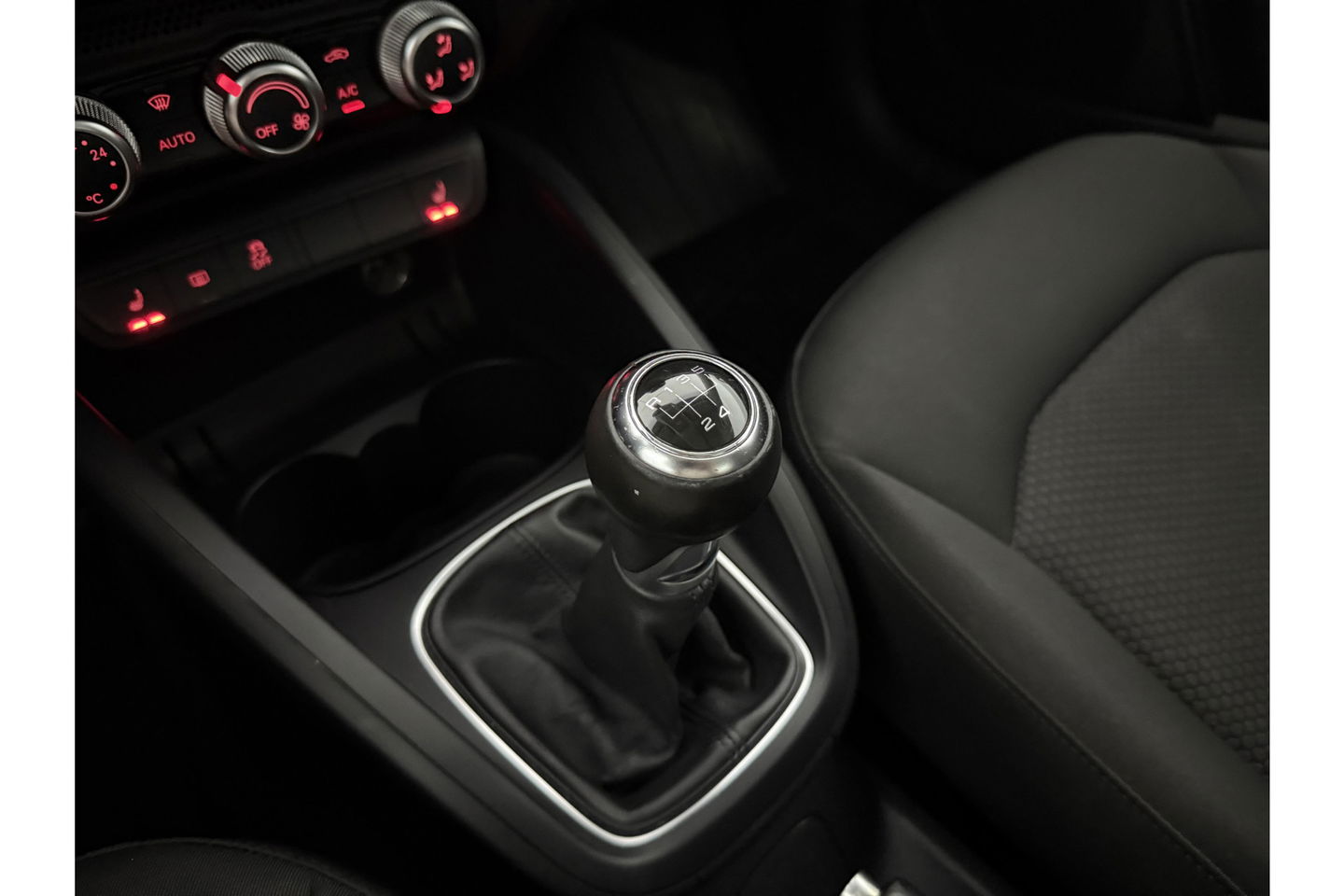 Audi A1 1.6 TDI S-line Airco Cruise Parkeersensoren 15"LMV Stoelverwarming
