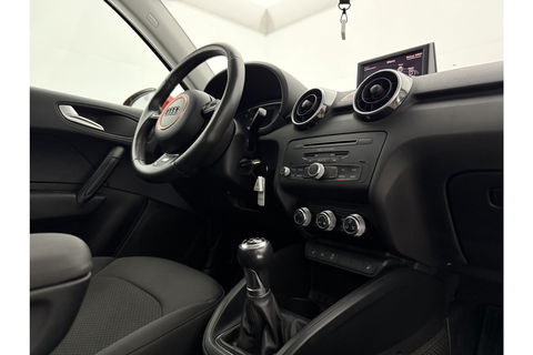Audi A1 1.6 TDI S-line Airco Cruise Parkeersensoren 15"LMV Stoelverwarming