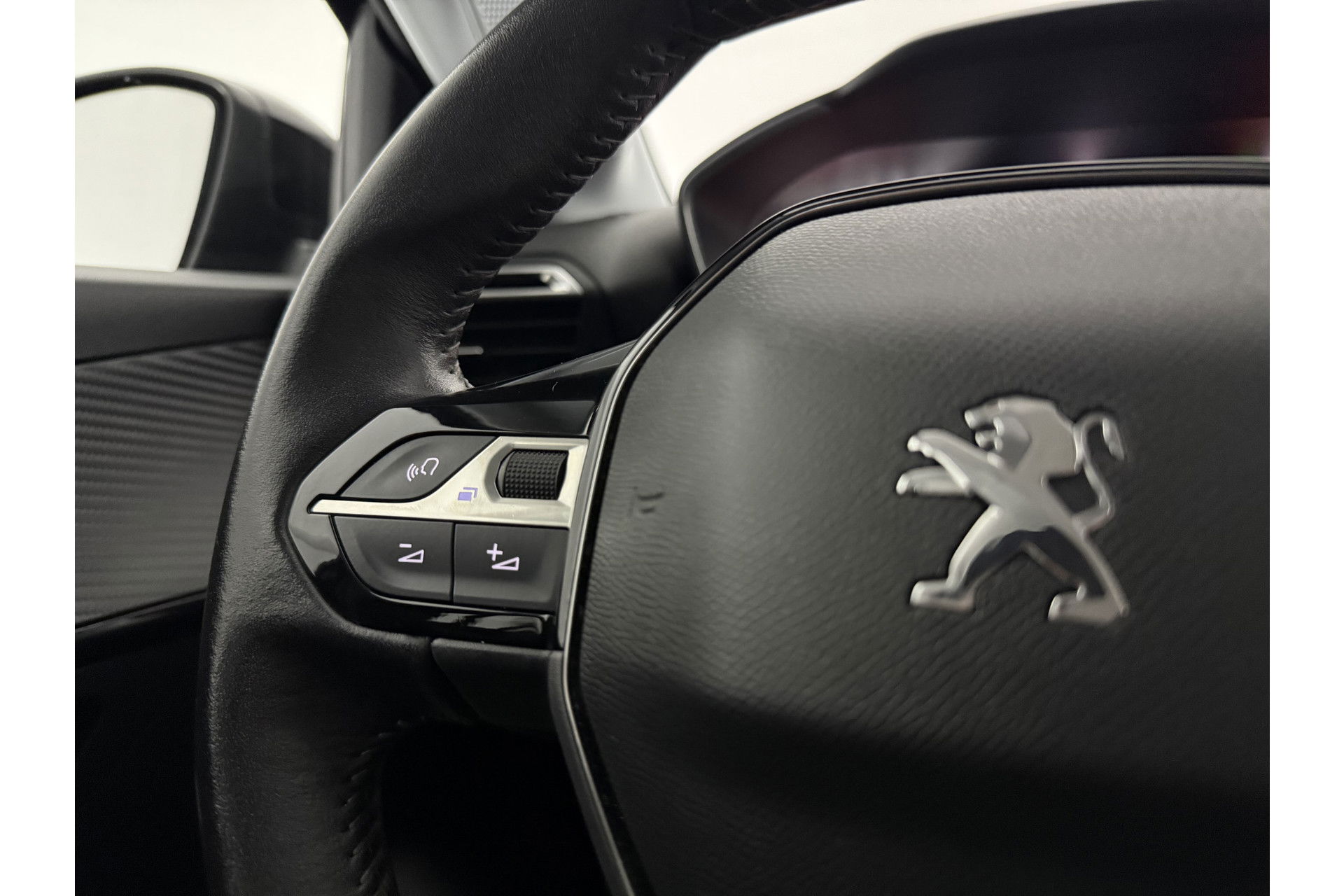 Peugeot 208 1.2 PureTech | LED | Carplay | Cruisecontrol | Airco | Navigatie | Parkeersensoren | 16"LMV