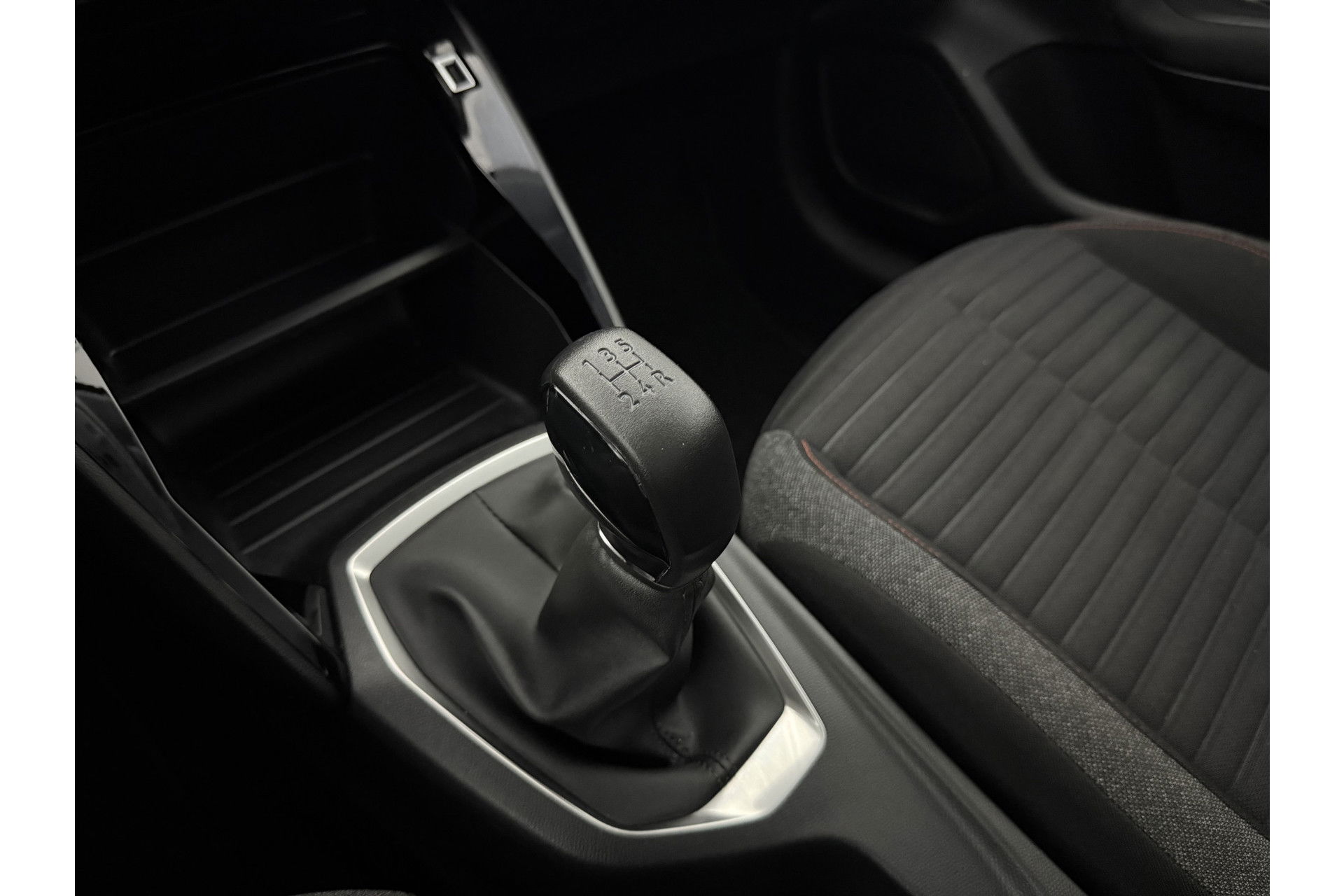 Peugeot 208 1.2 PureTech | LED | Carplay | Cruisecontrol | Airco | Navigatie | Parkeersensoren | 16"LMV