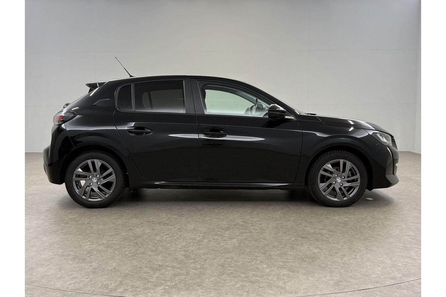 Peugeot 208 1.2 PureTech Airco Carplay Cruise LED Navigatie 16"LMV PDC