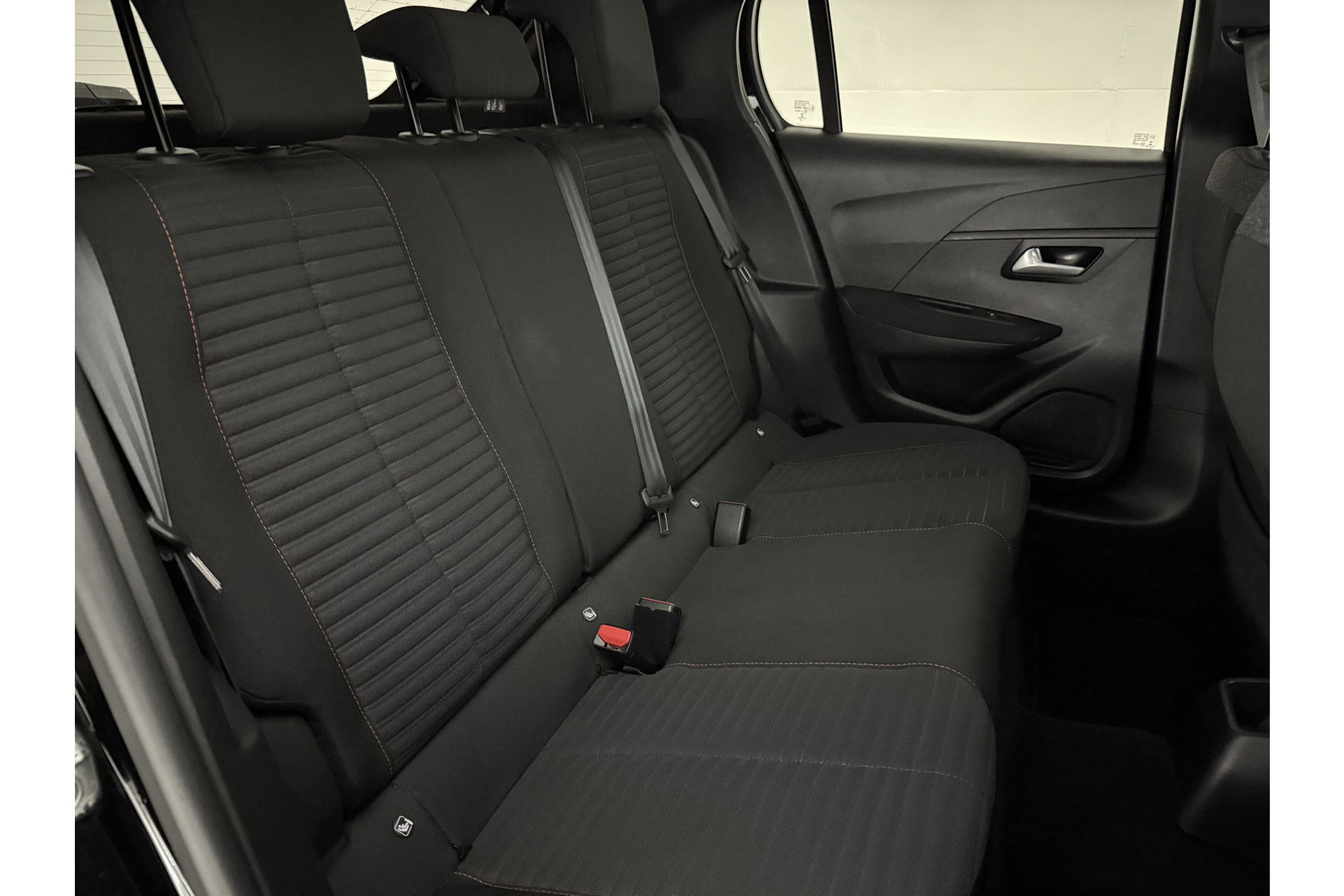 Peugeot 208 1.2 PureTech | LED | Carplay | Cruisecontrol | Airco | Navigatie | Parkeersensoren | 16"LMV