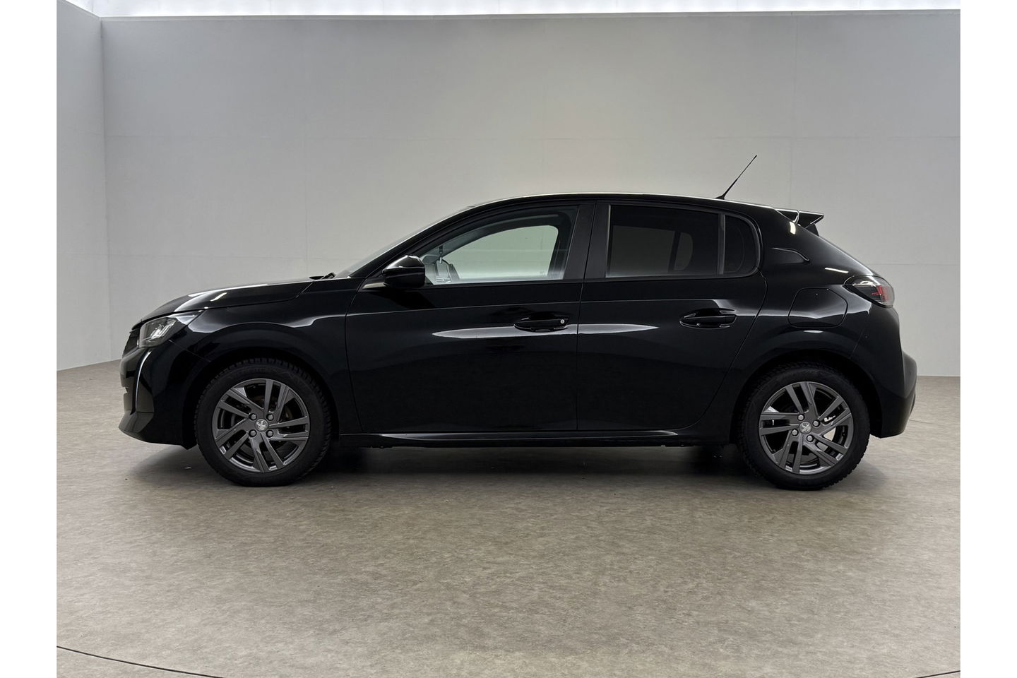 Peugeot 208 1.2 PureTech Airco Carplay Cruise LED Navigatie 16"LMV PDC