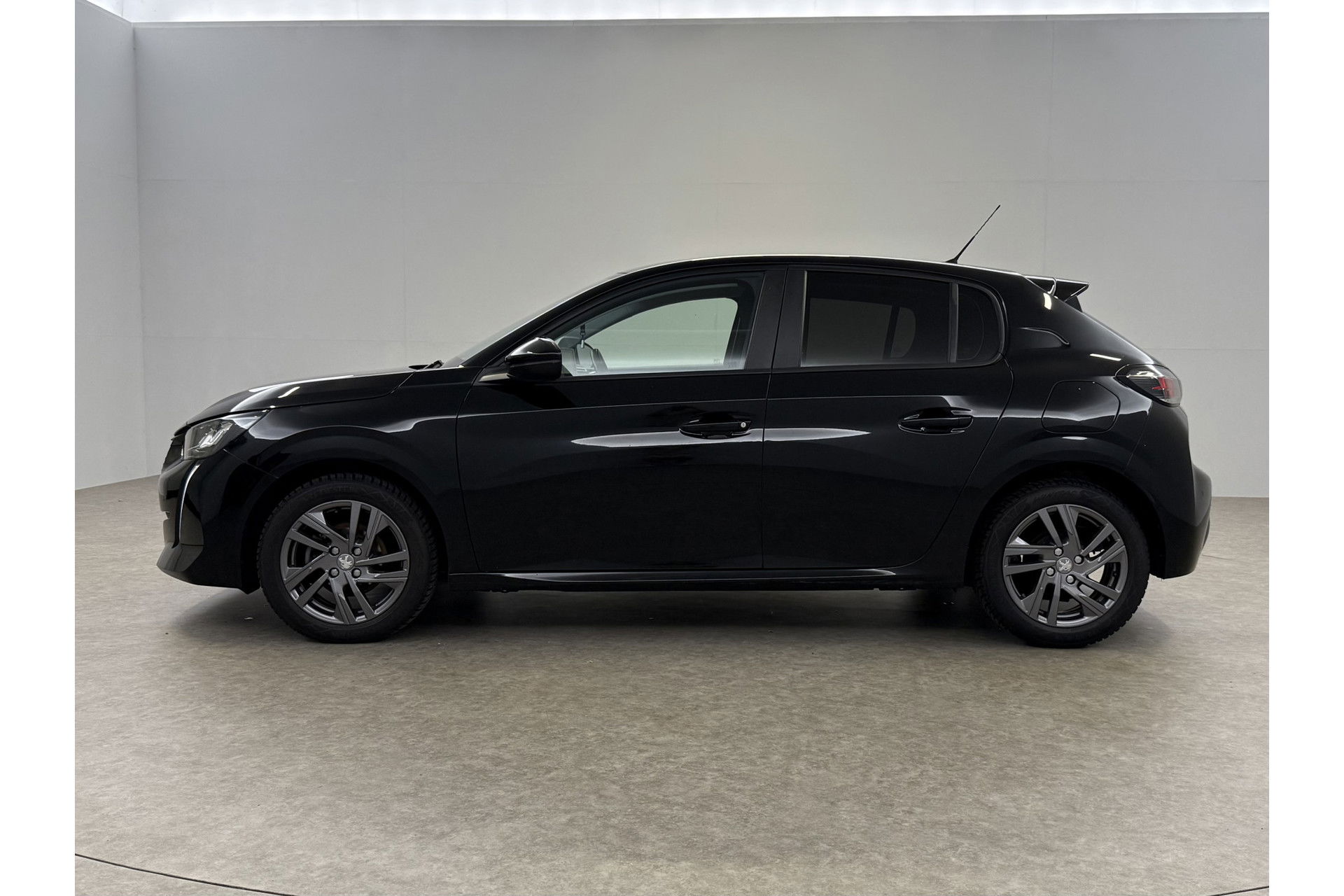 Peugeot 208 1.2 PureTech | LED | Carplay | Cruisecontrol | Airco | Navigatie | Parkeersensoren | 16"LMV