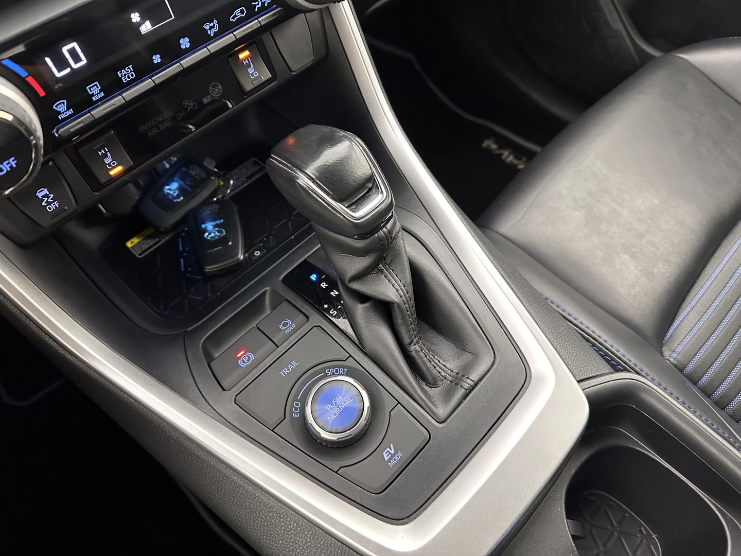 Toyota RAV4 2.5 Hybrid AWD Bi-Tone (INCL.BTW) *LEATHER | FULL-LED | ADAPTIVE-CRUISE | BLINDS-SPOT | TOP-VIEW | JBL-SOUND | KEYLESS | NAVI-FULLMAP | DAB+ | 18''ALU | TOWBAR*