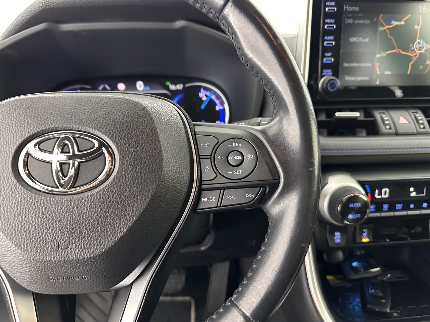 Toyota RAV4 2.5 Hybrid AWD Bi-Tone (INCL.BTW) *LEATHER | FULL-LED | ADAPTIVE-CRUISE | BLINDS-SPOT | TOP-VIEW | JBL-SOUND | KEYLESS | NAVI-FULLMAP | DAB+ | 18''ALU | TOWBAR*