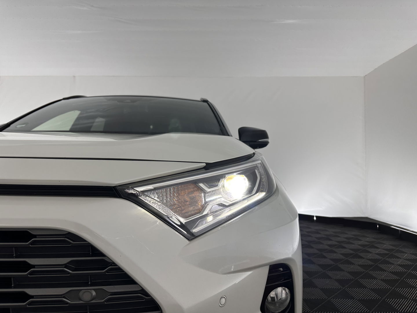 Toyota RAV4 2.5 Hybrid AWD Bi-Tone (INCL.BTW) *LEATHER | FULL-LED | ADAPTIVE-CRUISE | BLINDS-SPOT | TOP-VIEW | JBL-SOUND | KEYLESS | NAVI-FULLMAP | DAB+ | 18''ALU | TOWBAR*