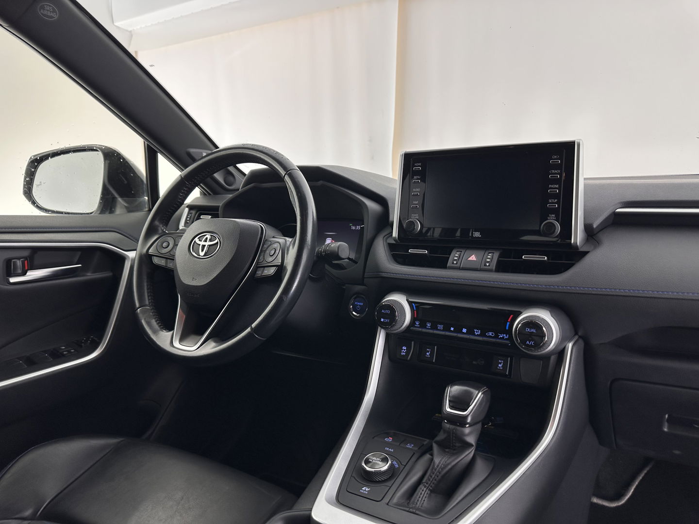 Toyota RAV4 2.5 Hybrid AWD Bi-Tone (INCL.BTW) *LEATHER | FULL-LED | ADAPTIVE-CRUISE | BLINDS-SPOT | TOP-VIEW | JBL-SOUND | KEYLESS | NAVI-FULLMAP | DAB+ | 18''ALU | TOWBAR*