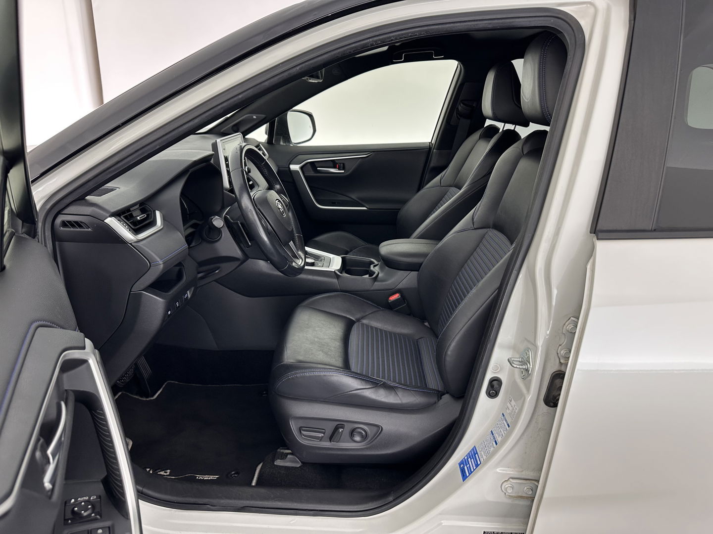 Toyota RAV4 2.5 Hybrid AWD Bi-Tone (INCL-BTW) *LEATHER-FABRIC | FULL-LED | ADAPTIVE-CRUISE | DAB | BLINDS-SPOT | TOP-VIEW | JBL-AUDIO | KEYLESS | NAVI-FULLMAP | DAB+ | HEATED-COMFORTSEATS | SHIFT-PDDLES | TOWBAR | 18"ALU*