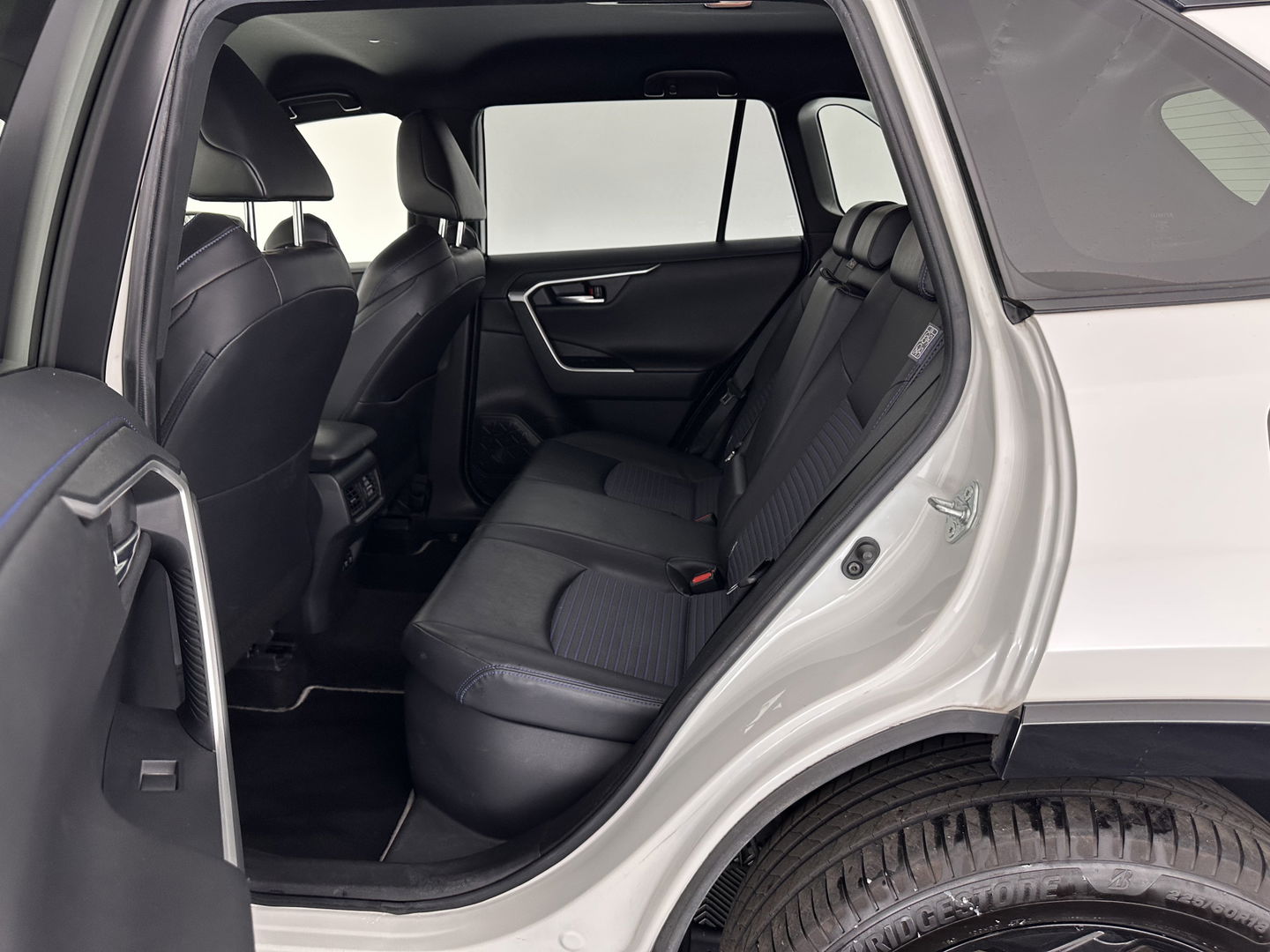 Toyota RAV4 2.5 Hybrid AWD Bi-Tone (INCL.BTW) *LEATHER | FULL-LED | ADAPTIVE-CRUISE | BLINDS-SPOT | TOP-VIEW | JBL-SOUND | KEYLESS | NAVI-FULLMAP | DAB+ | 18''ALU | TOWBAR*