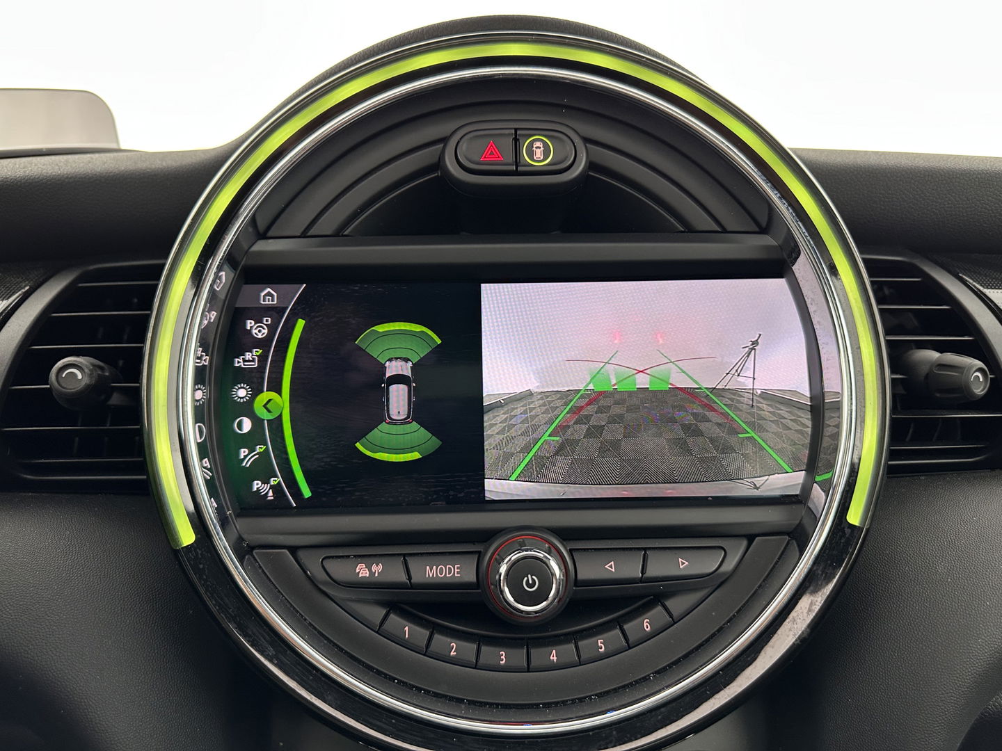 MINI Mini Electric Yours 33 kWh [ 3-Fase ] Aut.*PANO | LUXURY-LEATHER | HARMAN/KARDON-AUDIO | MATRIX-LED | KEYLESS | CAMERA | NAVI-FULLMAP | DIGI-COCKPIT | DAB | HEAD-UP | HEATED-SPORTSEATS | AMBIENT-LIGHT | CCS-FASTLOADER | 17"ALU*