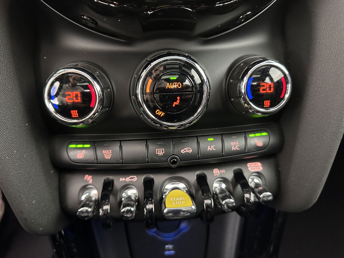 MINI Mini Electric Yours 33 kWh [ 3-Fase ] Aut.*PANO | LUXURY-LEATHER | HARMAN/KARDON-AUDIO | MATRIX-LED | KEYLESS | CAMERA | NAVI-FULLMAP | DIGI-COCKPIT | DAB | HEAD-UP | HEATED-SPORTSEATS | AMBIENT-LIGHT | CCS-FASTLOADER | 17"ALU*