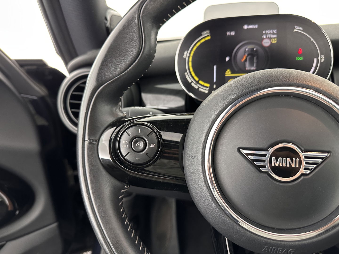 MINI Mini Electric Yours 33 kWh [ 3-Fase ] Aut.*PANO | LUXURY-LEATHER | HARMAN/KARDON-AUDIO | MATRIX-LED | KEYLESS | CAMERA | NAVI-FULLMAP | DIGI-COCKPIT | DAB | HEAD-UP | HEATED-SPORTSEATS | AMBIENT-LIGHT | CCS-FASTLOADER | 17"ALU*