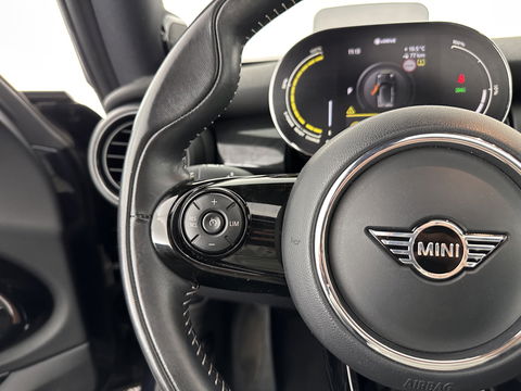 MINI Mini Electric Yours 33 kWh [ 3-Fase ] Aut.*PANO | LUXURY-LEATHER | HARMAN/KARDON-AUDIO | MATRIX-LED | KEYLESS | CAMERA | NAVI-FULLMAP | DIGI-COCKPIT | DAB | HEAD-UP | HEATED-SPORTSEATS | AMBIENT-LIGHT | CCS-FASTLOADER | 17"ALU*