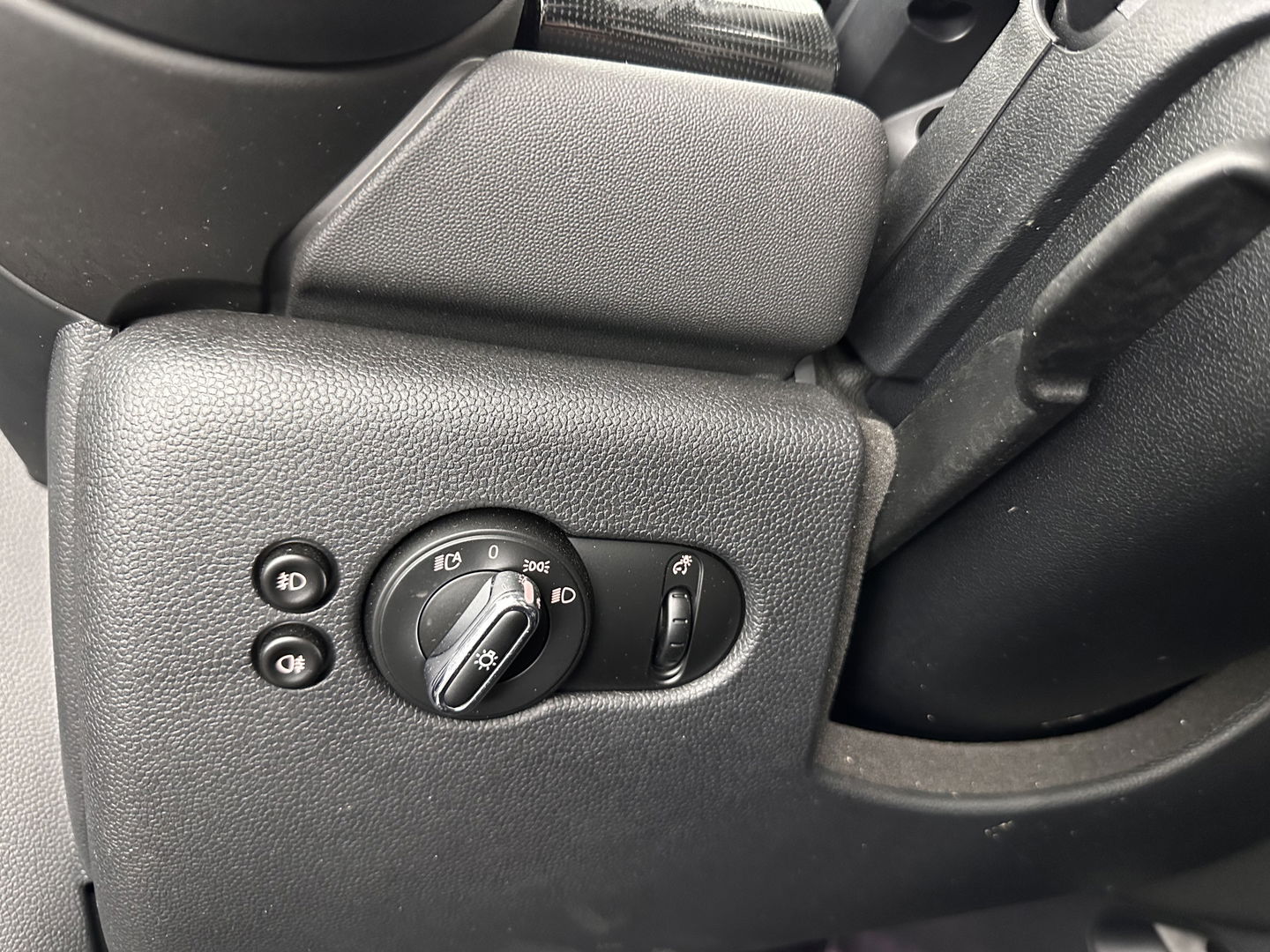 MINI Mini Electric Yours 33 kWh [ 3-Fase ] Aut.*PANO | LUXURY-LEATHER | HARMAN/KARDON-AUDIO | MATRIX-LED | KEYLESS | CAMERA | NAVI-FULLMAP | DIGI-COCKPIT | DAB | HEAD-UP | HEATED-SPORTSEATS | AMBIENT-LIGHT | CCS-FASTLOADER | 17"ALU*