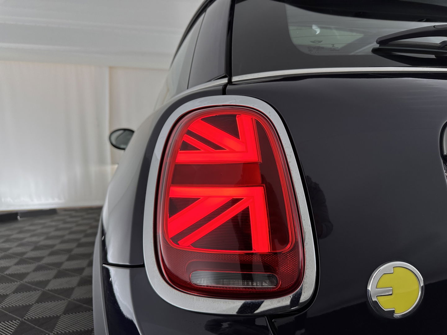 MINI Mini Electric Yours 33 kWh [ 3-Fase ] Aut.*PANO | LUXURY-LEATHER | HARMAN/KARDON-AUDIO | MATRIX-LED | KEYLESS | CAMERA | NAVI-FULLMAP | DIGI-COCKPIT | DAB | HEAD-UP | HEATED-SPORTSEATS | AMBIENT-LIGHT | CCS-FASTLOADER | 17"ALU*