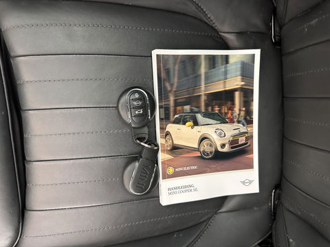 MINI Mini Electric Yours 33 kWh [ 3-Fase ] Aut.*PANO | LUXURY-LEATHER | HARMAN/KARDON-AUDIO | MATRIX-LED | KEYLESS | CAMERA | NAVI-FULLMAP | DIGI-COCKPIT | DAB | HEAD-UP | HEATED-SPORTSEATS | AMBIENT-LIGHT | CCS-FASTLOADER | 17"ALU*