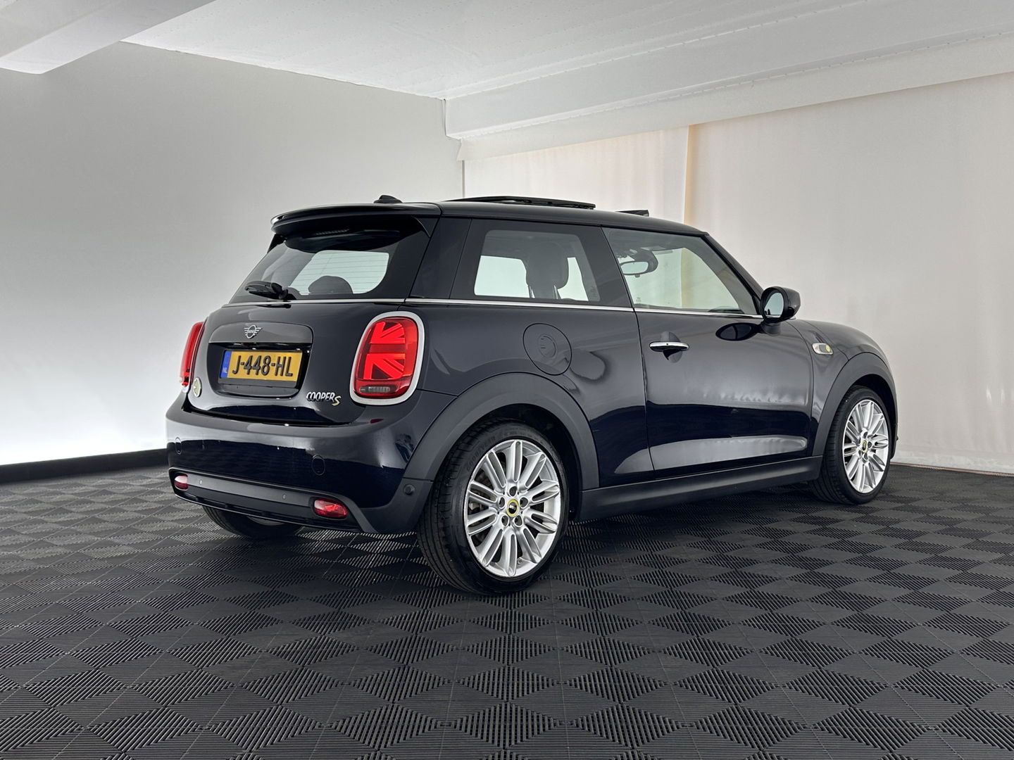 MINI Mini Electric Yours 33 kWh [ 3-Fase ] Aut.*PANO | LUXURY-LEATHER | HARMAN/KARDON-AUDIO | MATRIX-LED | KEYLESS | CAMERA | NAVI-FULLMAP | DIGI-COCKPIT | DAB | HEAD-UP | HEATED-SPORTSEATS | AMBIENT-LIGHT | CCS-FASTLOADER | 17"ALU*