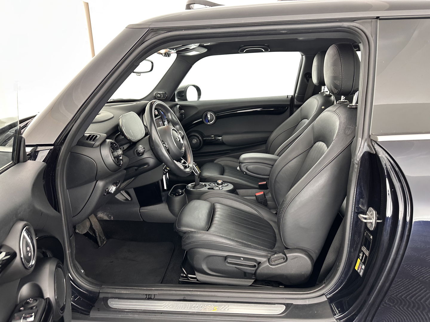 MINI Mini Electric Yours 33 kWh [ 3-Fase ] Aut.*PANO | LUXURY-LEATHER | HARMAN/KARDON-AUDIO | MATRIX-LED | KEYLESS | CAMERA | NAVI-FULLMAP | DIGI-COCKPIT | DAB | HEAD-UP | HEATED-SPORTSEATS | AMBIENT-LIGHT | CCS-FASTLOADER | 17"ALU*