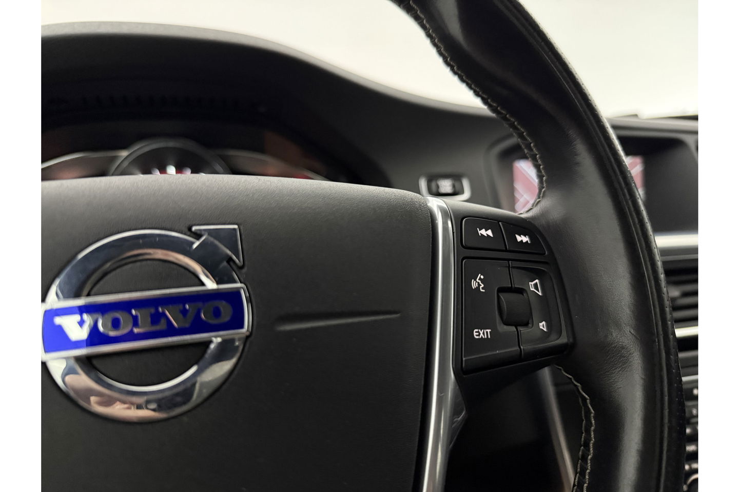 Volvo S60 2.0 T5 245PK R-Design LED Trekhaak Virtual Clima Cruise Navi Leder PDC 18''LMV