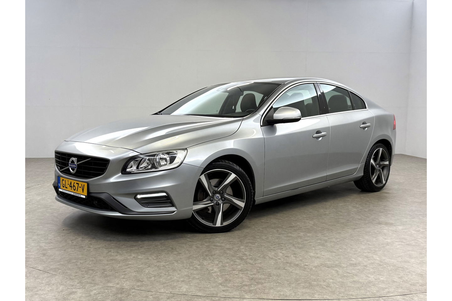 Volvo S60 2.0 T5 245PK R-Design LED Trekhaak Virtual Clima Cruise Navi Leder PDC 18''LMV