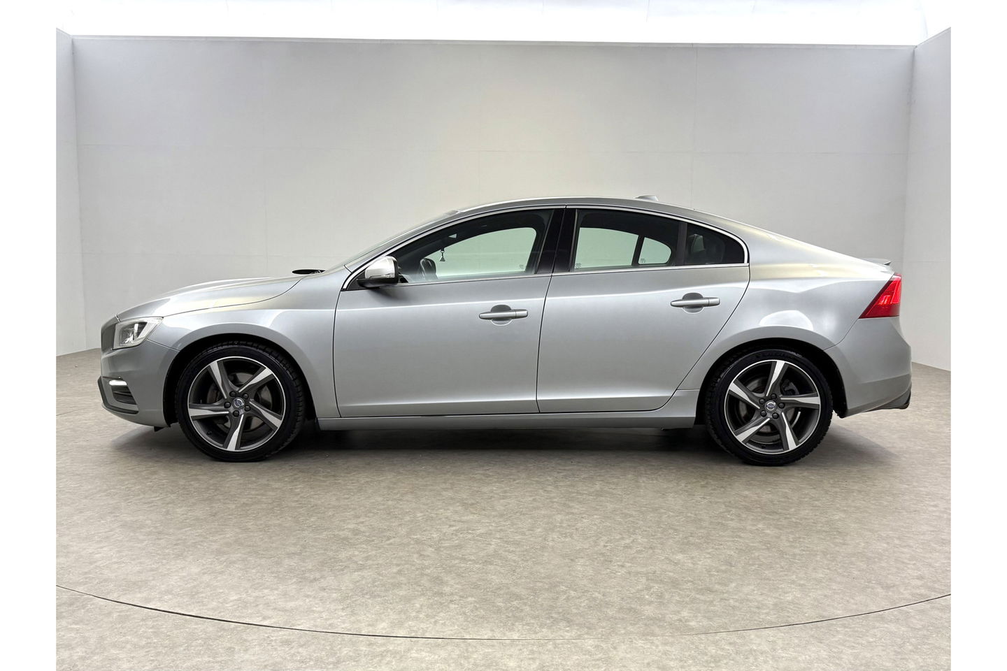 Volvo S60 2.0 T5 245PK R-Design LED Trekhaak Virtual Clima Cruise Navi Leder PDC 18''LMV