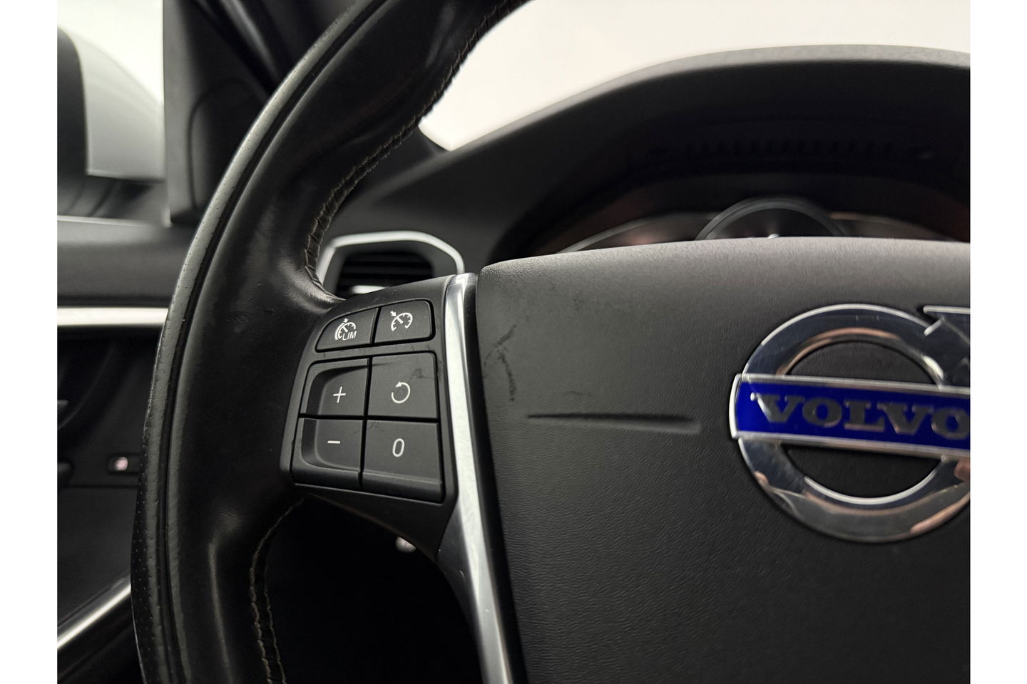 Volvo S60 2.0 T5 245PK R-Design LED Trekhaak Virtual Clima Cruise Navi Leder PDC 18''LMV