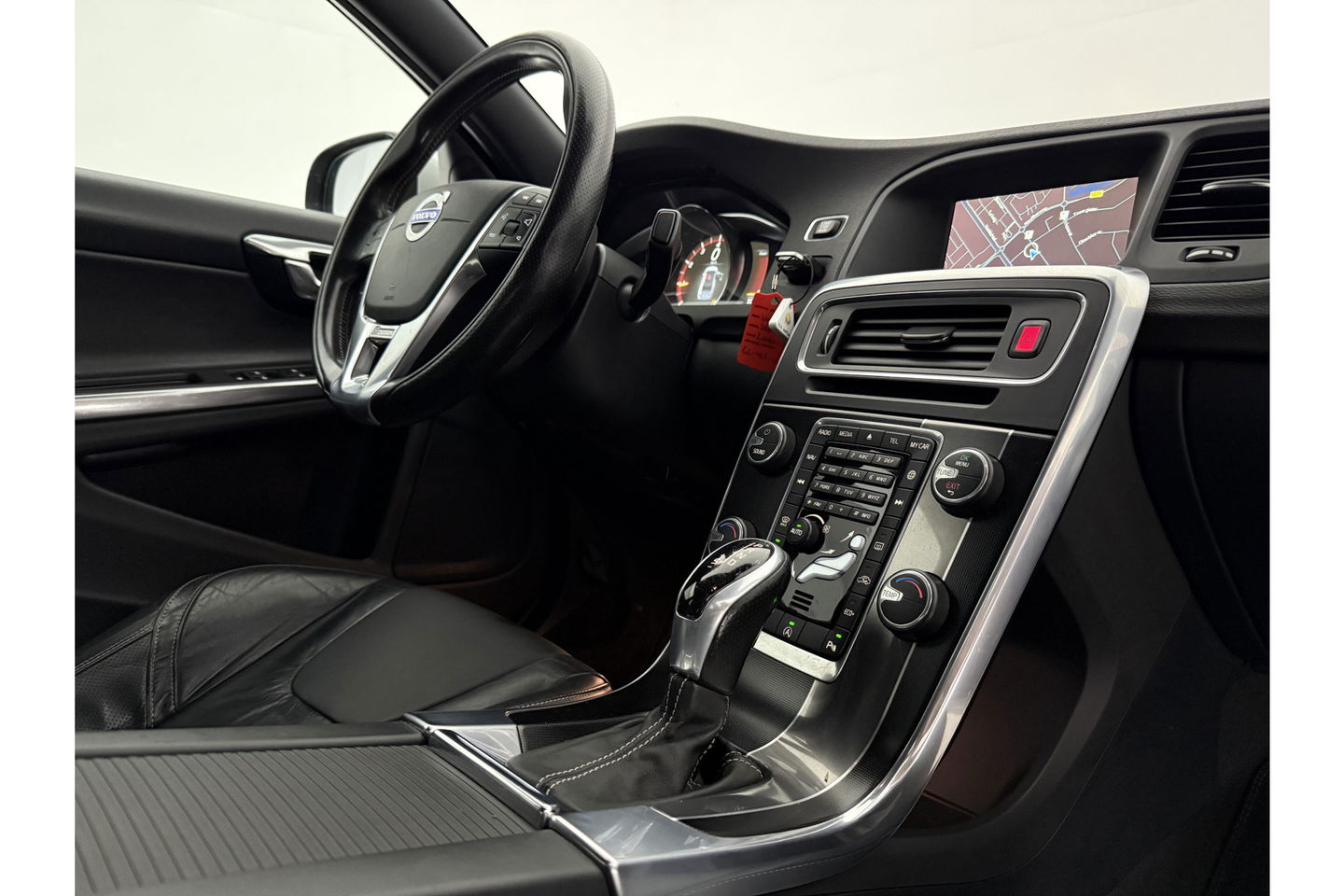 Volvo S60 2.0 T5 245PK R-Design LED Trekhaak Virtual Clima Cruise Navi Leder PDC 18''LMV