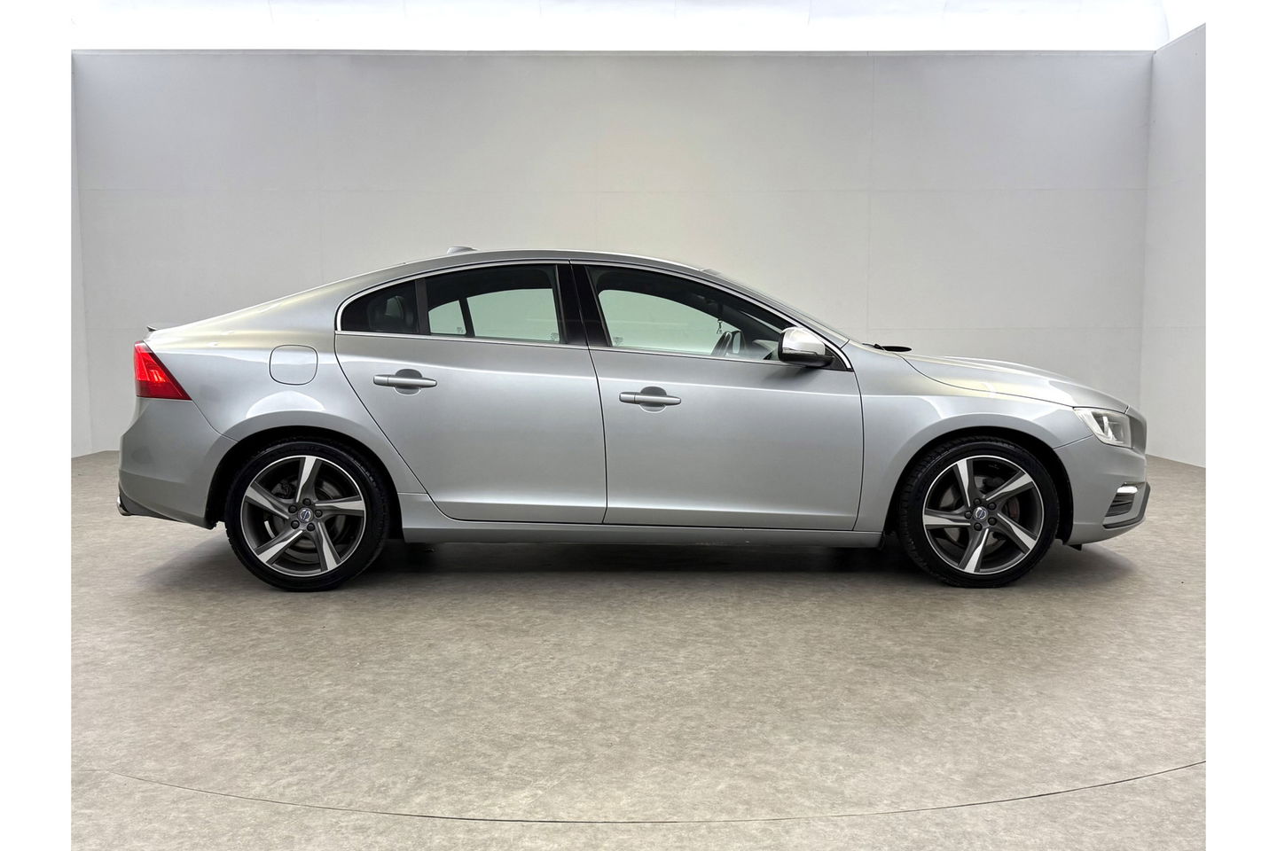 Volvo S60 2.0 T5 245PK R-Design LED Trekhaak Virtual Clima Cruise Navi Leder PDC 18''LMV