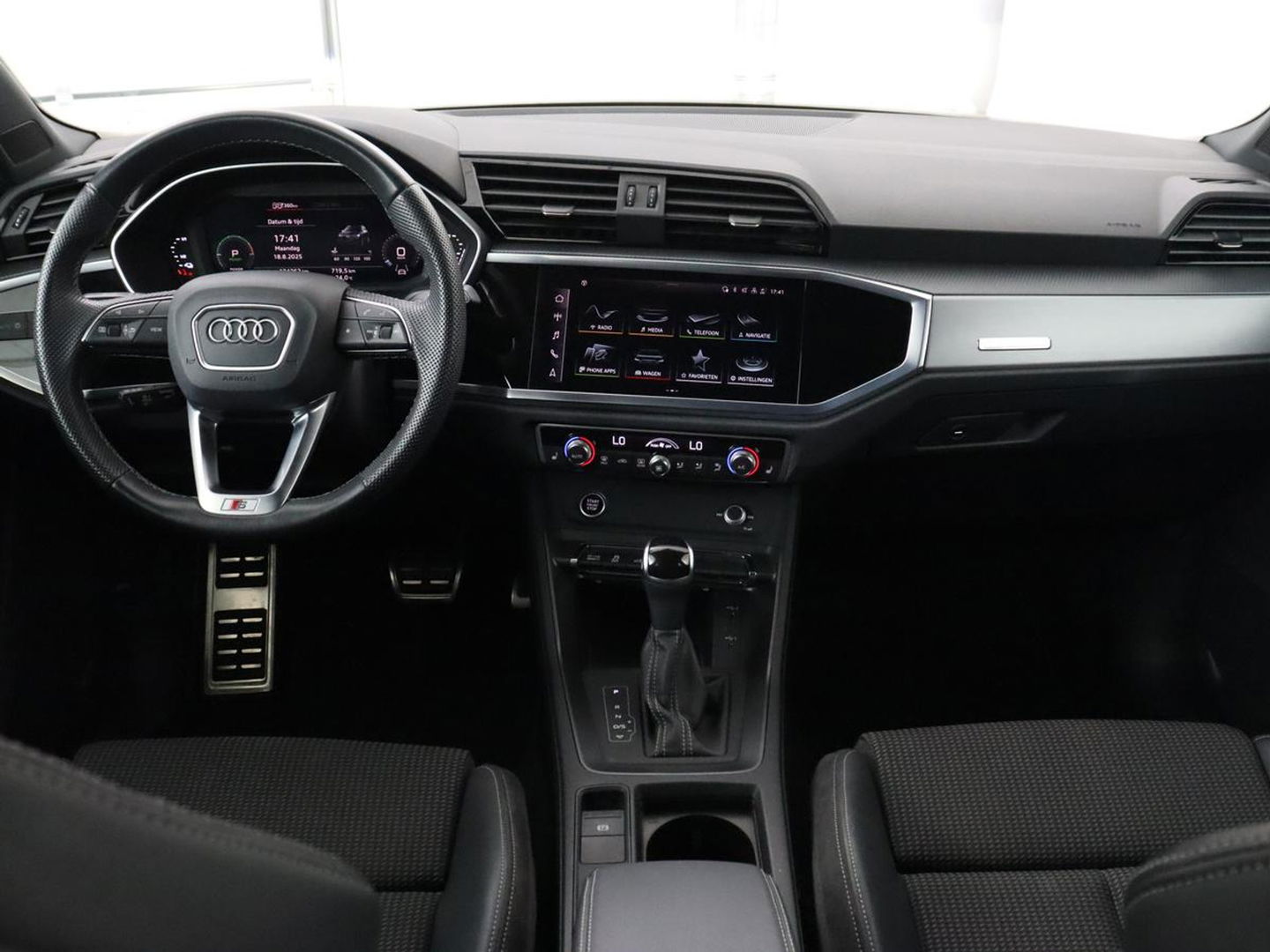 Audi Q3 45 TFSI e S edition | Stoelverwarming | Adaptive cruise | Carplay | 19'' | Virtual Cockpit | Sportstoelen | Half leder | Full LED | Parkeerhulp | PHEV | Plug In