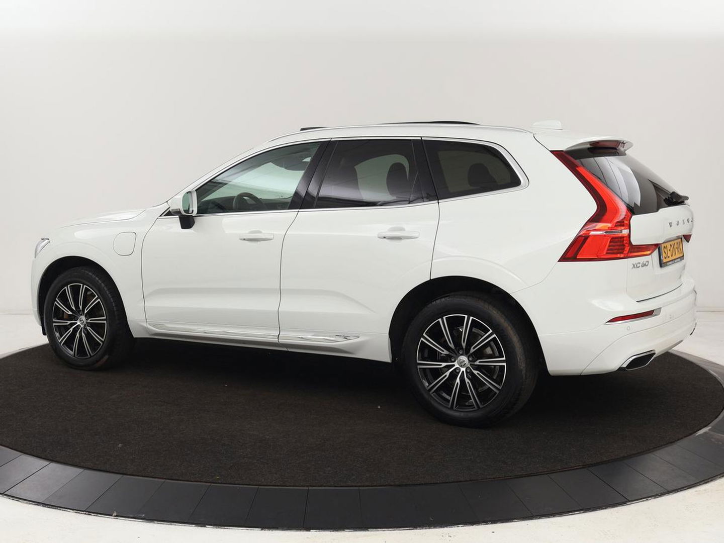 Volvo XC60 2.0 Recharge T6 AWD Inscription | Panoramadak | Leder | Head-Up | Stoel & stuurverwarming | 360 Camera | Harman/Kardon | Carplay | Navigatie | Adaptive cruise | PHEV | Plug In