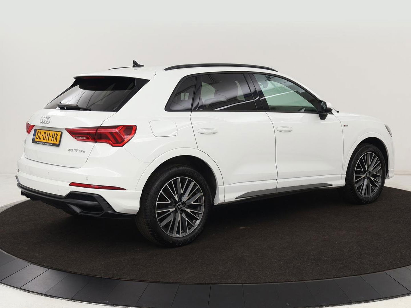 Audi Q3 45 TFSI e S edition | Stoelverwarming | Adaptive cruise | Carplay | 19'' | Virtual Cockpit | Sportstoelen | Half leder | Full LED | Parkeerhulp | PHEV | Plug In