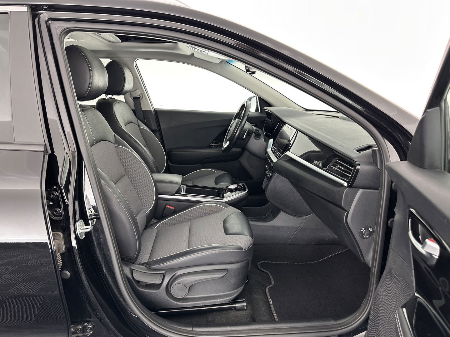 Kia e-Niro DynamicPlusLine 64 kWh (INCL-BTW) Aut.*PANO | 1/2LEATHER | FULL-LED | NAVI-FULLMAP | DAB+ | ADAPTIVE-CRUISE | CAMERA | COMFORT-SEATS | KEYLESS | DIGI-COCKPIT | SHIFT-PADDLES | HEATED-SEATS | CARPLAY | LANE-ASSIST |