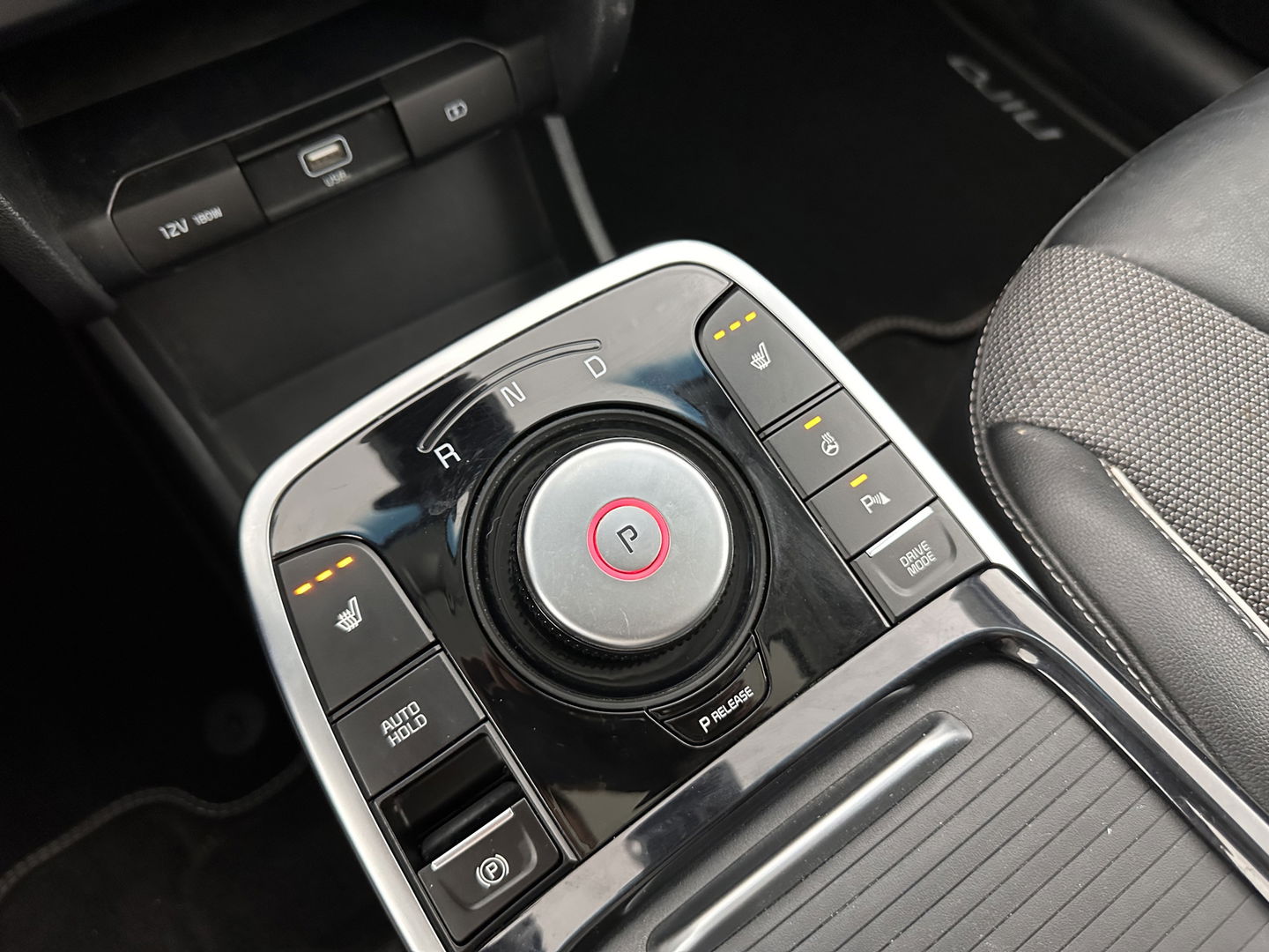 Kia e-Niro DynamicPlusLine 64 kWh (INCL-BTW) Aut.*PANO | 1/2LEATHER | FULL-LED | NAVI-FULLMAP | DAB+ | ADAPTIVE-CRUISE | CAMERA | COMFORT-SEATS | KEYLESS | DIGI-COCKPIT | SHIFT-PADDLES | HEATED-SEATS | CARPLAY | LANE-ASSIST |