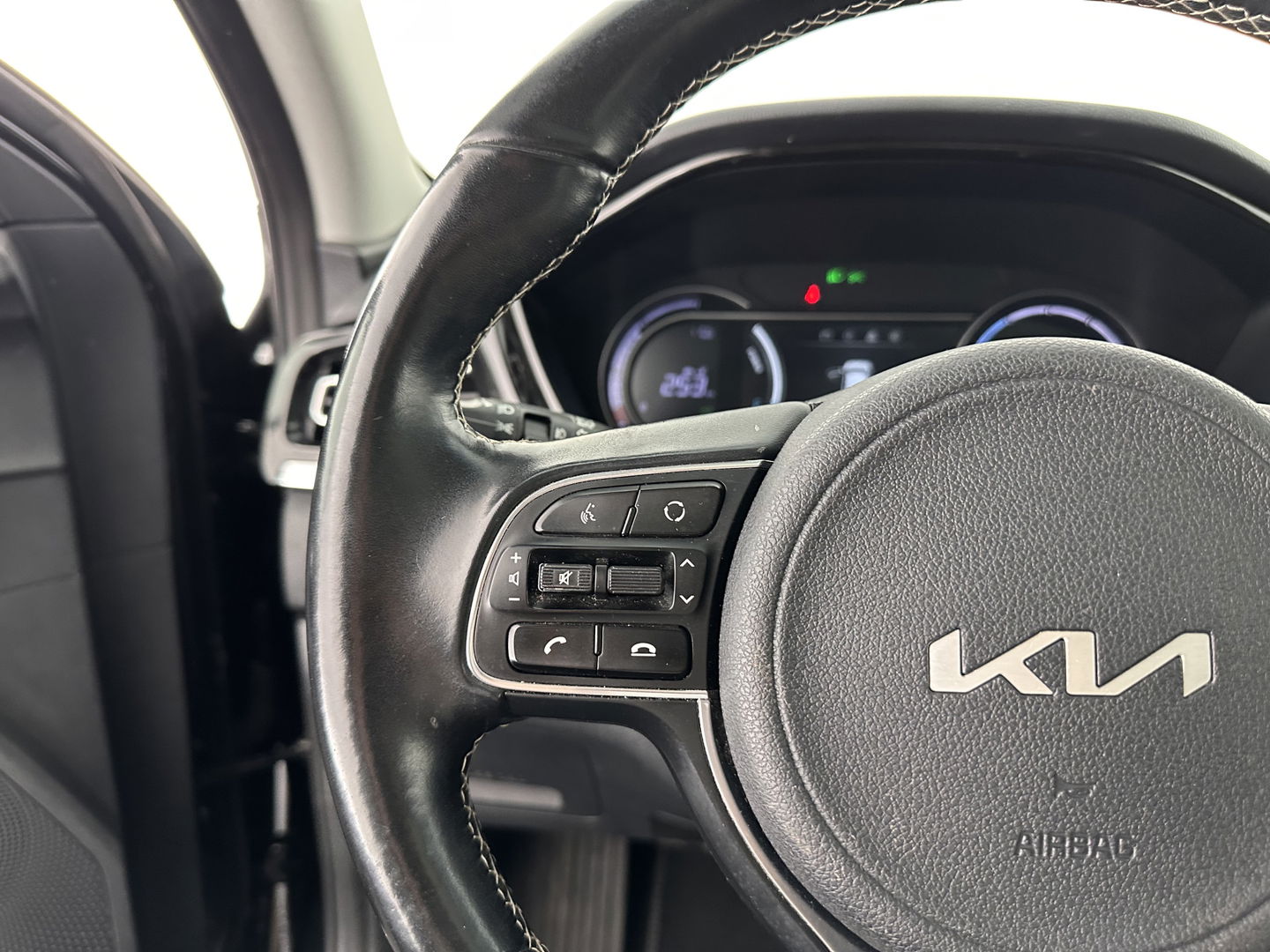 Kia e-Niro DynamicPlusLine 64 kWh (INCL-BTW) Aut.*PANO | 1/2LEATHER | FULL-LED | NAVI-FULLMAP | DAB+ | ADAPTIVE-CRUISE | CAMERA | COMFORT-SEATS | KEYLESS | DIGI-COCKPIT | SHIFT-PADDLES | HEATED-SEATS | CARPLAY | LANE-ASSIST |