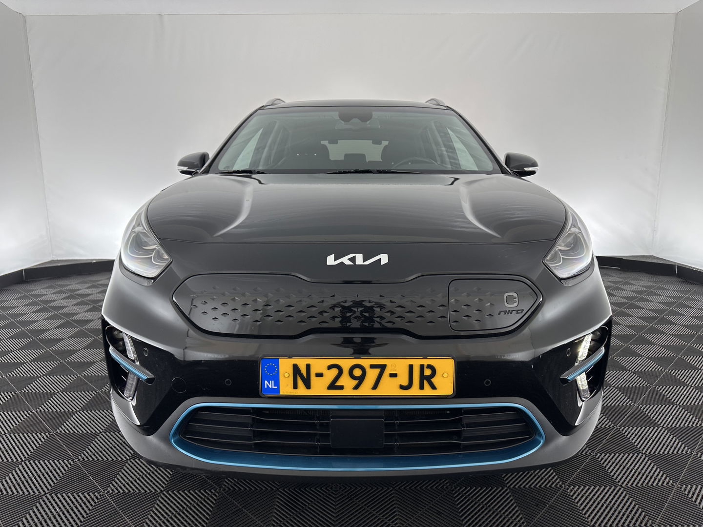 Kia e-Niro DynamicPlusLine 64 kWh (INCL-BTW) Aut.*PANO | 1/2LEATHER | FULL-LED | NAVI-FULLMAP | DAB+ | ADAPTIVE-CRUISE | CAMERA | COMFORT-SEATS | KEYLESS | DIGI-COCKPIT | SHIFT-PADDLES | HEATED-SEATS | CARPLAY | LANE-ASSIST |