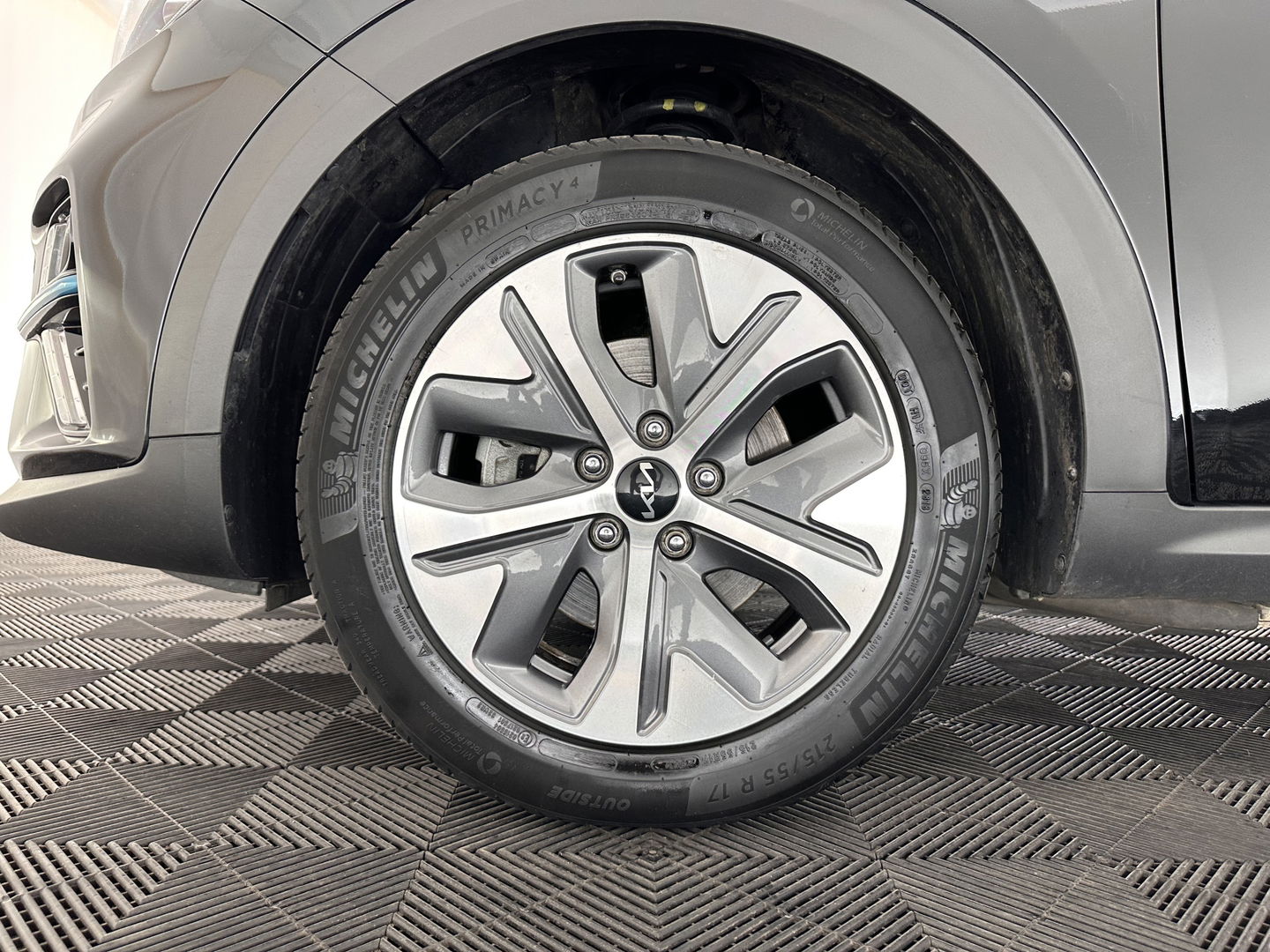 Kia e-Niro DynamicPlusLine 64 kWh (INCL-BTW) Aut.*PANO | 1/2LEATHER | FULL-LED | NAVI-FULLMAP | DAB+ | ADAPTIVE-CRUISE | CAMERA | COMFORT-SEATS | KEYLESS | DIGI-COCKPIT | SHIFT-PADDLES | HEATED-SEATS | CARPLAY | LANE-ASSIST |
