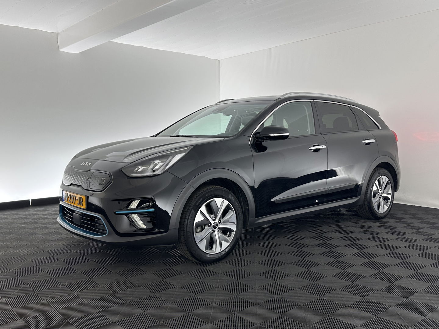 Kia e-Niro DynamicPlusLine 64 kWh (INCL-BTW) Aut.*PANO | 1/2LEATHER | FULL-LED | NAVI-FULLMAP | DAB+ | ADAPTIVE-CRUISE | CAMERA | COMFORT-SEATS | KEYLESS | DIGI-COCKPIT | SHIFT-PADDLES | HEATED-SEATS | CARPLAY | LANE-ASSIST |