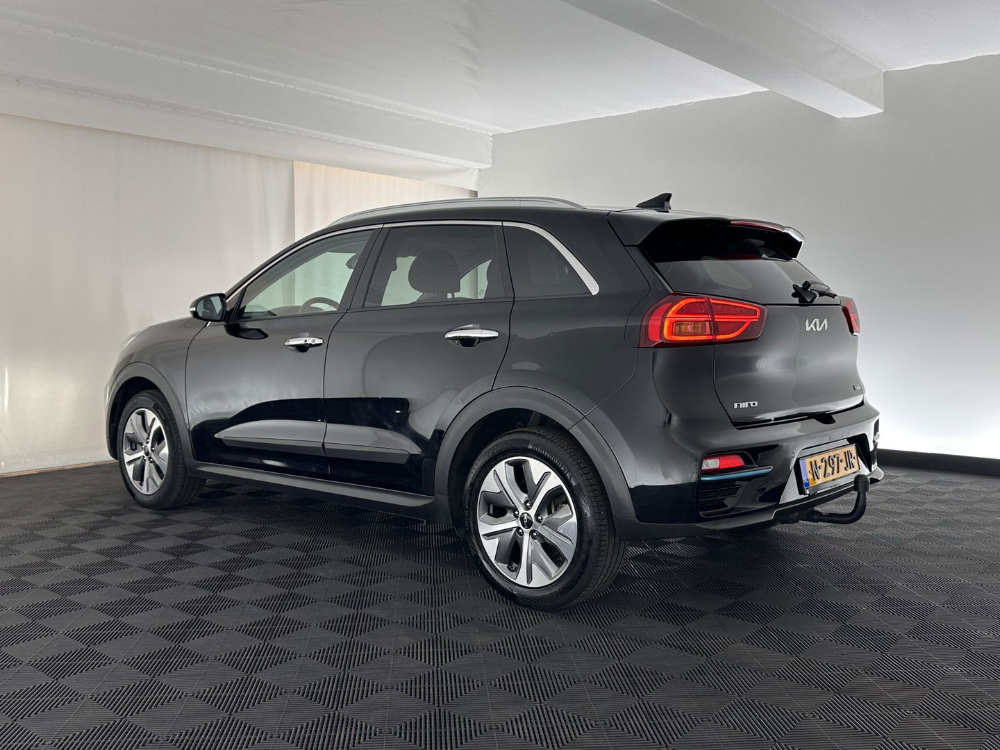 Kia e-Niro DynamicPlusLine 64 kWh (INCL-BTW) Aut.*PANO | 1/2LEATHER | FULL-LED | NAVI-FULLMAP | DAB+ | ADAPTIVE-CRUISE | CAMERA | COMFORT-SEATS | KEYLESS | DIGI-COCKPIT | SHIFT-PADDLES | HEATED-SEATS | CARPLAY | LANE-ASSIST |