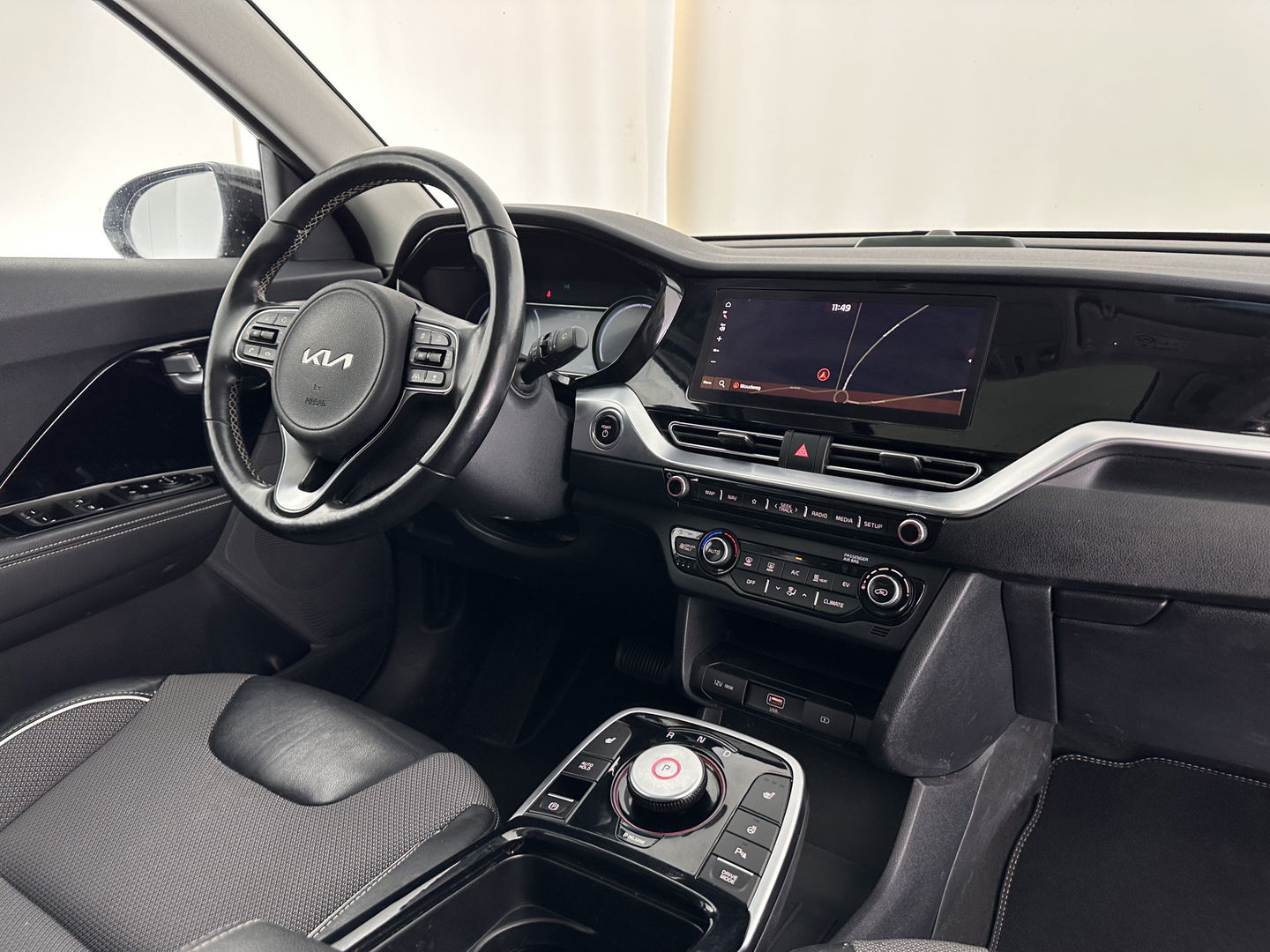 Kia e-Niro DynamicPlusLine 64 kWh (INCL-BTW) Aut.*PANO | 1/2LEATHER | FULL-LED | NAVI-FULLMAP | DAB+ | ADAPTIVE-CRUISE | CAMERA | COMFORT-SEATS | KEYLESS | DIGI-COCKPIT | SHIFT-PADDLES | HEATED-SEATS | CARPLAY | LANE-ASSIST |