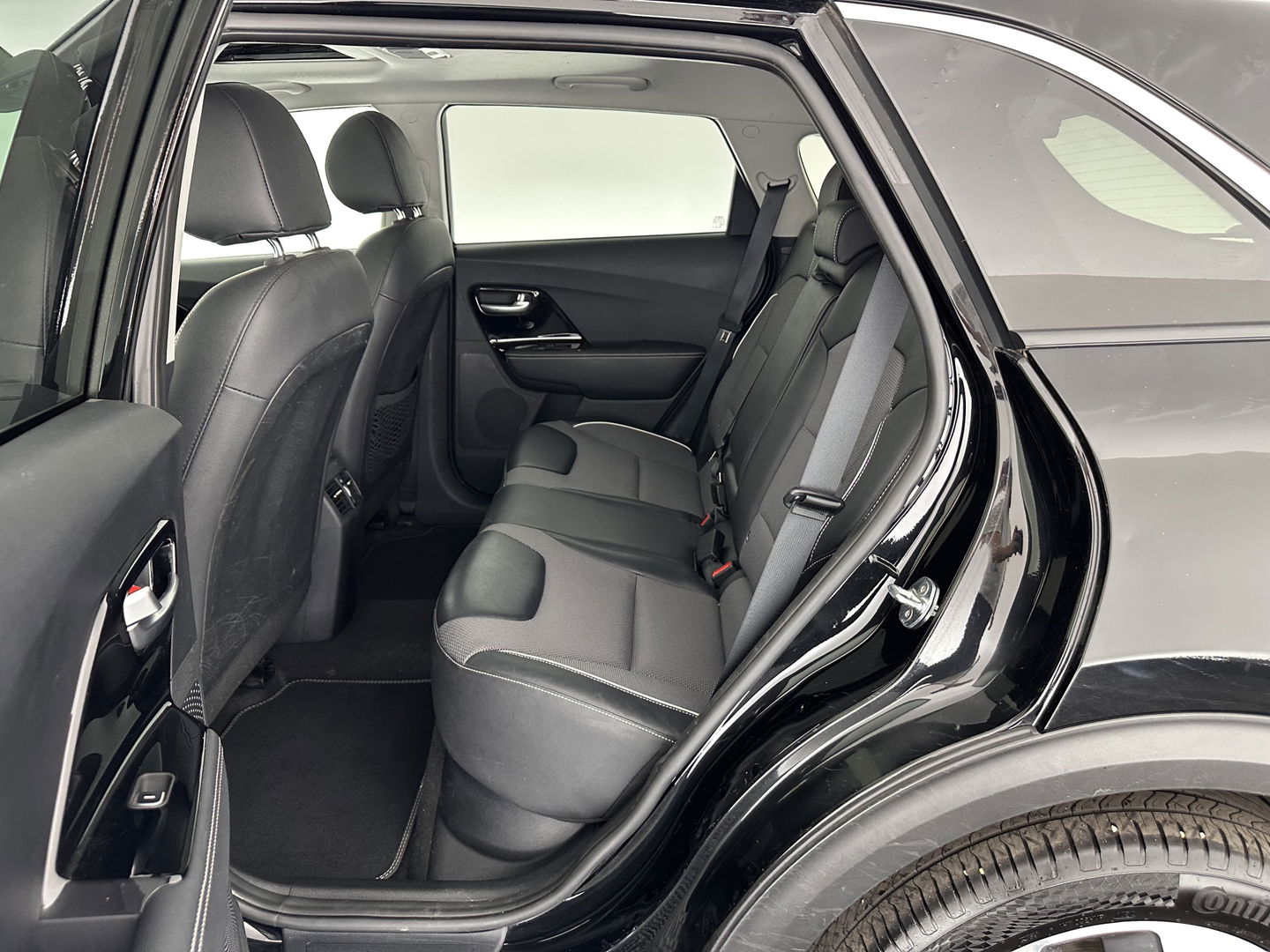 Kia e-Niro DynamicPlusLine 64 kWh (INCL-BTW) Aut.*PANO | 1/2LEATHER | FULL-LED | NAVI-FULLMAP | DAB+ | ADAPTIVE-CRUISE | CAMERA | COMFORT-SEATS | KEYLESS | DIGI-COCKPIT | SHIFT-PADDLES | HEATED-SEATS | CARPLAY | LANE-ASSIST |