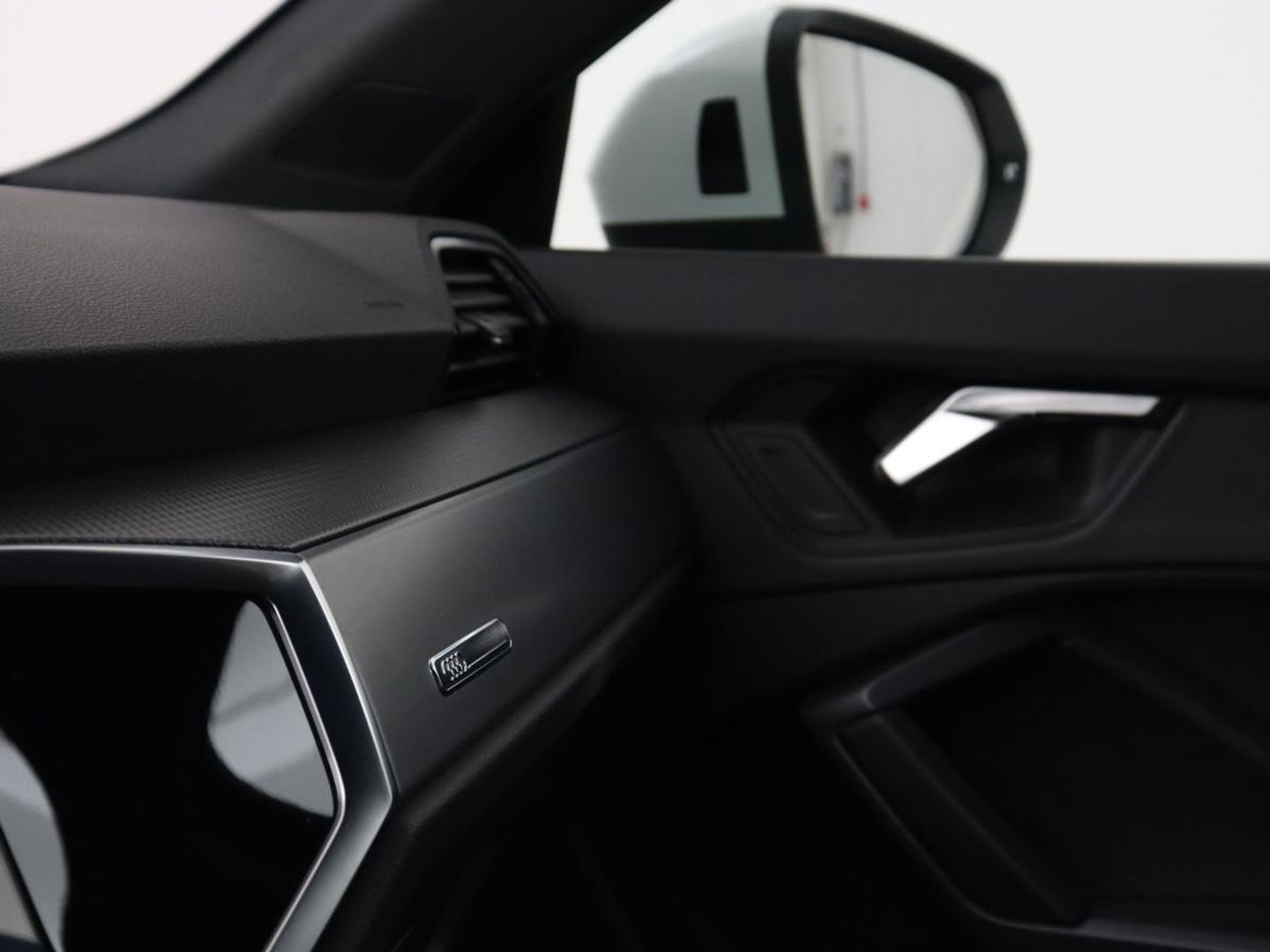 Audi Q3 45 TFSI e S edition | Stoelverwarming | Adaptive cruise | Carplay | 19'' | Virtual Cockpit | Sportstoelen | Half leder | Full LED | Parkeerhulp | PHEV | Plug In