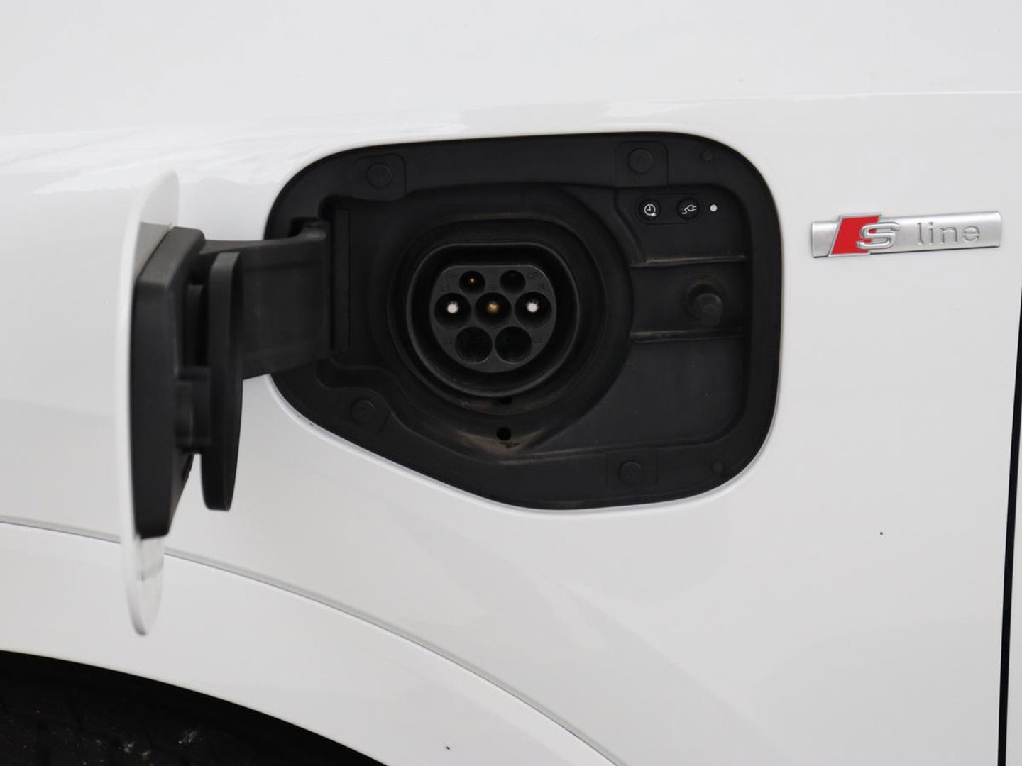 Audi Q3 45 TFSI e S edition | Stoelverwarming | Adaptive cruise | Carplay | 19'' | Virtual Cockpit | Sportstoelen | Half leder | Full LED | Parkeerhulp | PHEV | Plug In