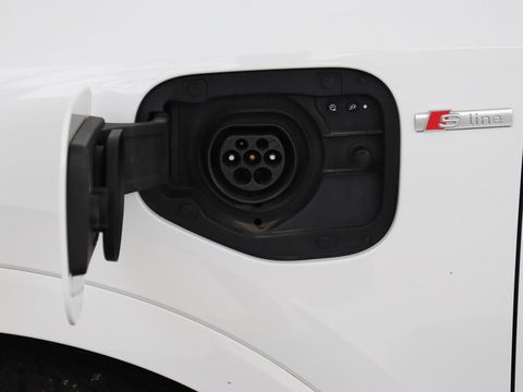 Audi Q3 45 TFSI e S edition | Stoelverwarming | Adaptive cruise | Carplay | 19'' | Virtual Cockpit | Sportstoelen | Half leder | Full LED | Parkeerhulp | PHEV | Plug In